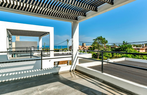 Casa En Venta A 50 Metros De La Playa. Piriápolis - Punta Colorada. Piscina 3 Dormitorios, 3 Baños