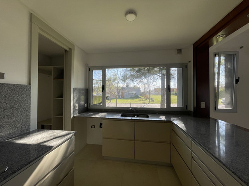 Luminosa Propiedad En Venta, Brickland, Canning.