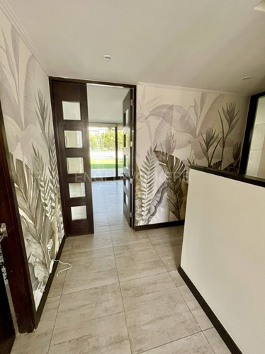 Casa Moderna, En Condominio Seguro, 4 Dormitorios!!
