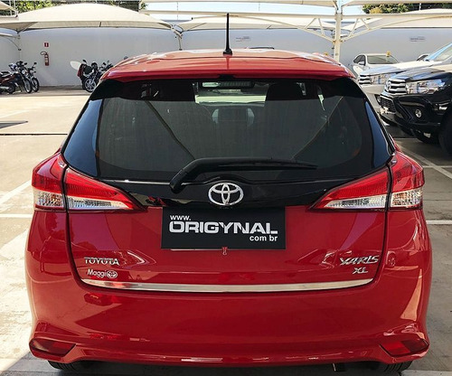 Imagem 2 de 4 de Friso Yaris Hatch 2018 19 2020 Porta-malas Traseiro Resinado