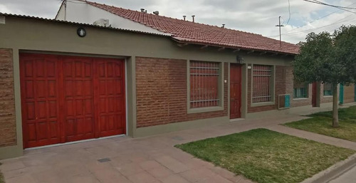 Casa En Venta - 3 Dormitorios 1 Baño - 110mts2 - Bahia Blanca
