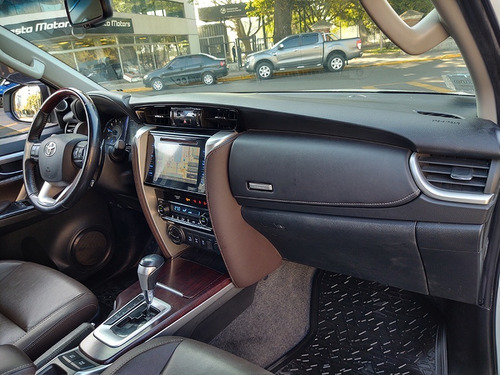 Imagen 21 de 25 de Toyota Hilux Sw4 2016 Srx 4x4 At 7 Asientos Abasto Motors