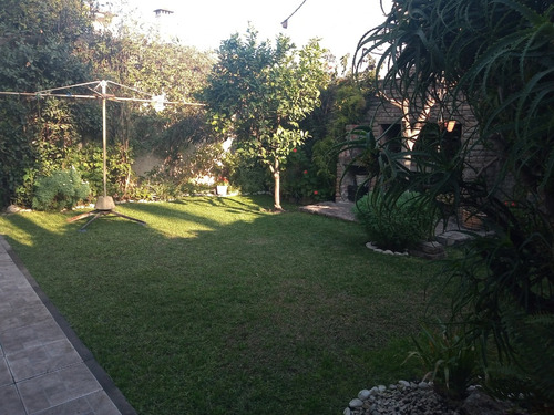 Casa En Planta Baja Entrada Al Frente Con Garage Y Jardin Libre En El Centro De San Justo