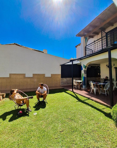 Destacada Vivienda, 5 Dormitorios En Ciudad De Mza