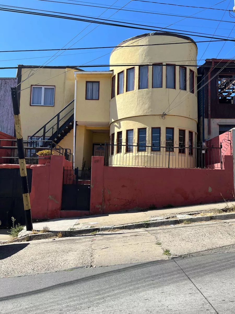 Arriendo Segundo Piso De Casa De 3 Dormitorios En Valparaíso