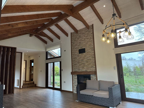 Casa En Venta De 5 Dorm. En Condominio Canto Del Estero