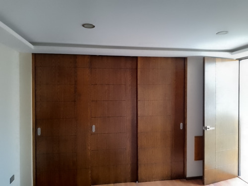 Renta Exclusivo Departamento, Amplio, Cómodo, Bien Ubicado Y De Lujo, Con Terraza, 3 Recámaras Con Closet Y Baño Cada Una, Solo 3 Unidades, Tercer Nivel Premium, Renta Ejecutiva, Cocina Integral.
