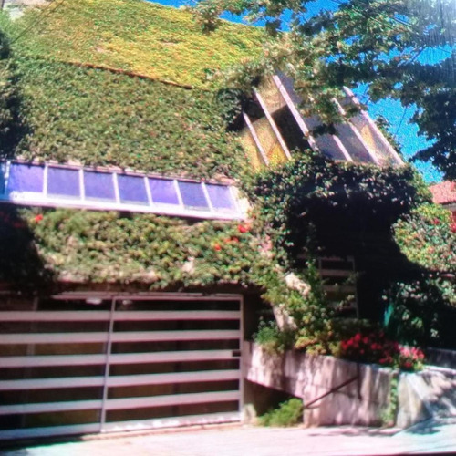 Excelente Propiedad Con Garage,parque Y Piscina.