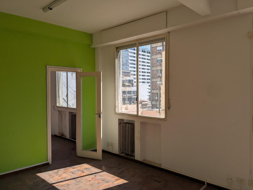 Oficina En Venta - Piso Alto Con Luz Natural En Av De Mayo