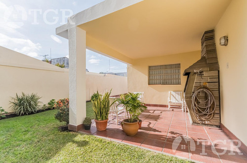 Cálida Casa En Lomas De Zamora Con Diseño Funcional Y Entorno Privilegiado