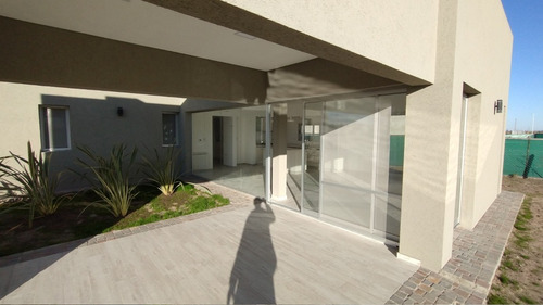 Imagen 14 de 19 de Hermosa Casa En Barrio San Felipe Con Pileta