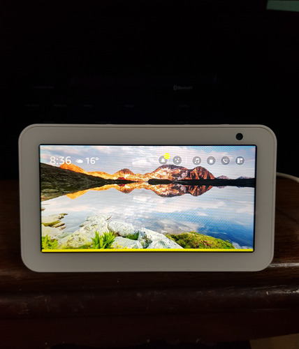 Bocina Amazon Echo Show Generación 1 Con Entrada Auxiliar Blanco (Usado)