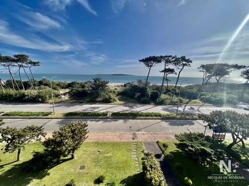 Apartamento En Venta De 3 Dormitorio En Primera Linea De Playa Mansa, Punta Del Este  