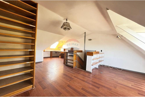 5 Dormitorios 3 Pisos Más Subterráneo Condominio
