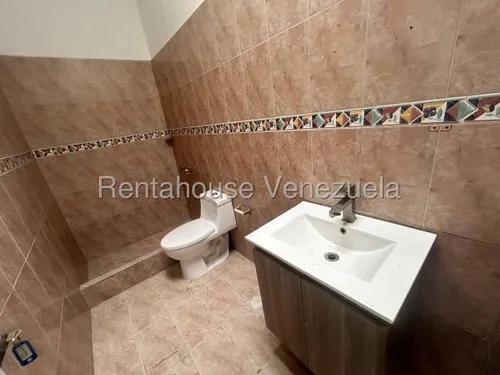 Casa Comercial En Alquiler, La Trinidad Mls #25-21193