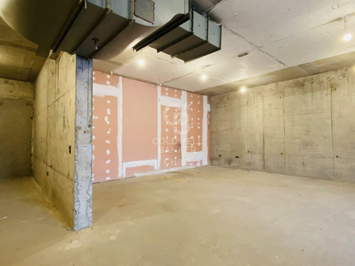 Local Comercial Con Alto Tráfico Y Frente Vidriado