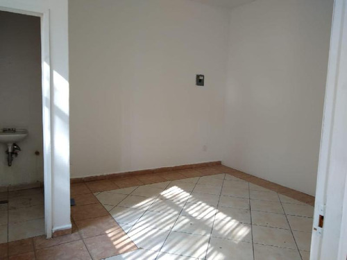 Se Renta Oficina Comercial En Col Las Reynas