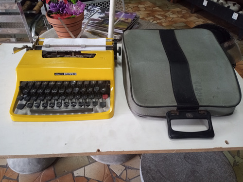 Máquina De Escrever Olivetti Lettera 32 
