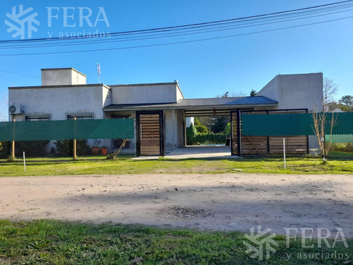 Imagen 1 de 13 de Venta Casa De 4 Ambientes Con Galería, Patio Y Piscina En Arturo Segui (28708)