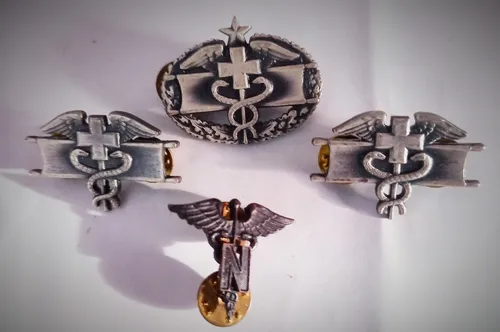 comprar Antiguas Insignias Medicas Militares De La Segunda Guerra!!