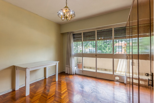 Ph En Piso Con Entrada Independiente De 3 Ambientes, Con Patio, Balcón, Cochera Y Terraza En Venta En Boedo, Caba.