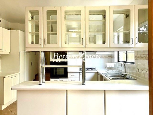 Casa En Venta De 7 Dormitorios, 6 Baños . En Las Condes Alto