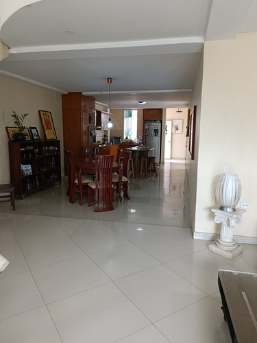 Se Vende Casa 303m2 3h/4b/4p Santa Rosa Charallave 8165