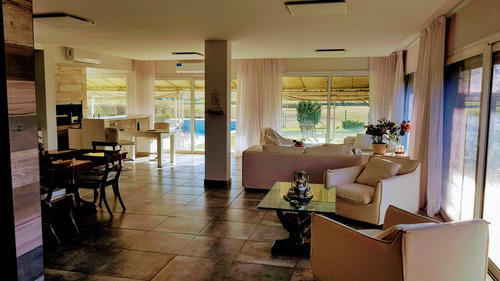 Imagen 18 de 25 de Moderna Casa En Venta Con Pileta Sobre El Golf, El Canton