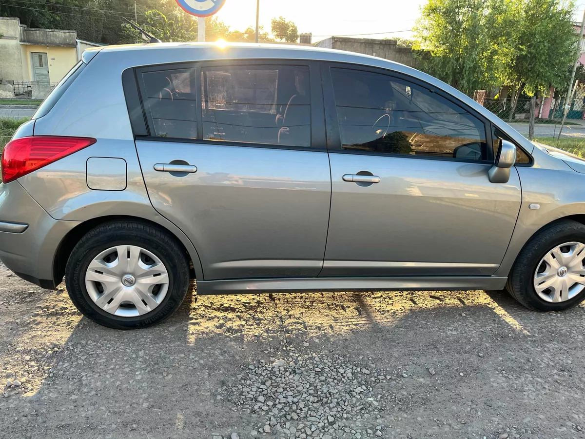 Nissan Tiida 1.8 Visia 5 p