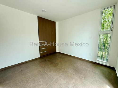Venta. Santa Rosa Jauregui - Casa, Sala De Tv, 3 Recámaras, Cuarto De Servicio