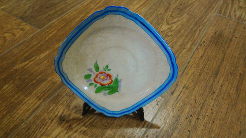 Antiguo Plato Decorativo 14x14cm Con Soporte Para Mesa Blanco Flor (Usado)