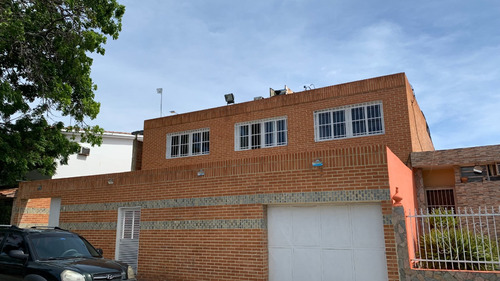 Maria Jose Castro Vende Casa-quinta De 2 Plantas. Ubicada En El Trigal Centro 