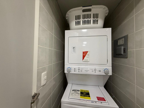 Apartamento Moderno / Piso Alto , Con Áreas Sociales Con Piscina