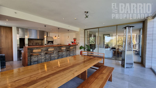 Casa En Venta De 5 Dorm. En Las Brisas