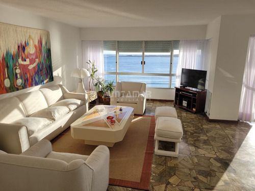 Apartamento Frente Al Mar , Ubicado En Playa Mansa, Piso Alto Con Terraza Al Frente Y Una Vista Increible.