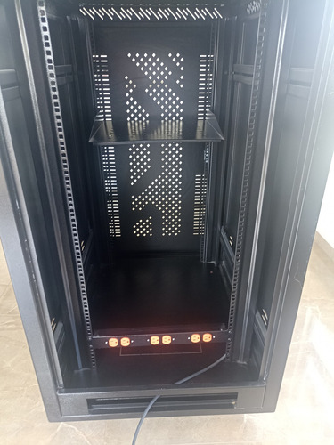 Gabinete Rack Metalico 126.5x70x90 + Multitoma + Bandeja