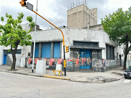 Ex Banco En Esquina Sobre Av. Mitre A Metros Capital Federal