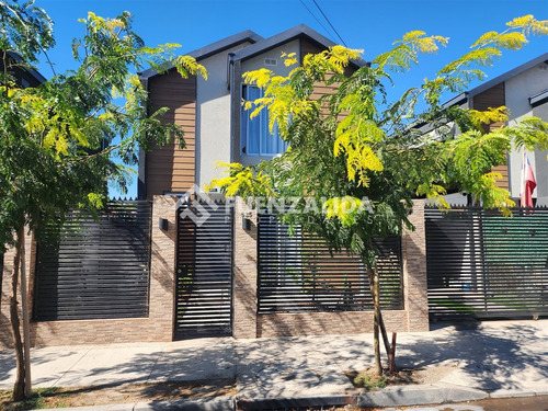 Casa En Venta De 3 Dorm. En Isla De Maipo