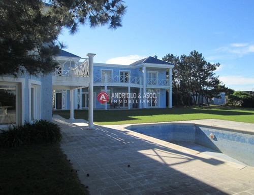Hermosa Casa A La Venta ,amplia,comoda,cerca De Todo.- Ref: 6742