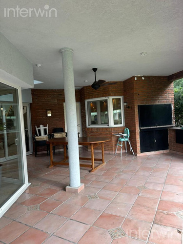 Casa En Los Pilares, 6 Ambientes, C/ Jardin Y Pileta - Venta -
