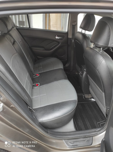 Auto Kia Cerato Hatchbac Color Beige Oscuro