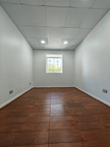 Versatil Propiedad Comercial, Nueva, 3 Pisos Con Ascensor