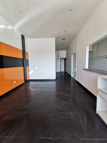 Excelente Local Comercial En Concurrido Strip Center