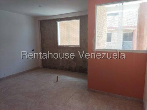 Jip 25-12107. Rent-a-house Vende Conjunto Residencial De 6 Villas, 4 De 90 Mts2 Y 2 De 70 Mts2, Para Remodelar A Su Gusto, Con Áreas Sociales, Piscina. En Chichirivichi, Falcon.
