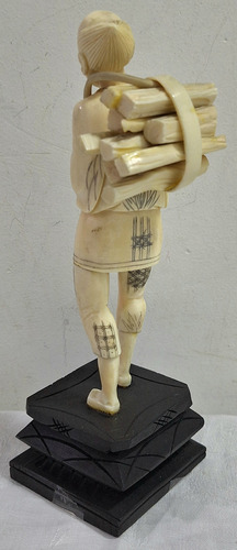 Figura Material Noble Leñador Cargando Leña (Usado)
