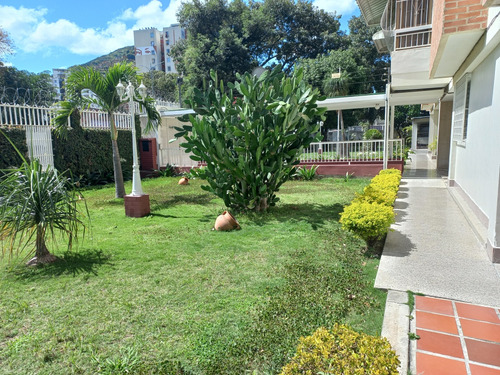 Pent House En Venta En Montalbán De 200 M2 En Edificio Bajo