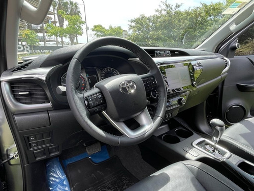 Imagen 8 de 15 de Toyota Hilux 4x4 Dc Srx 2.8 6 Att 204cv Automat Linea Nueva
