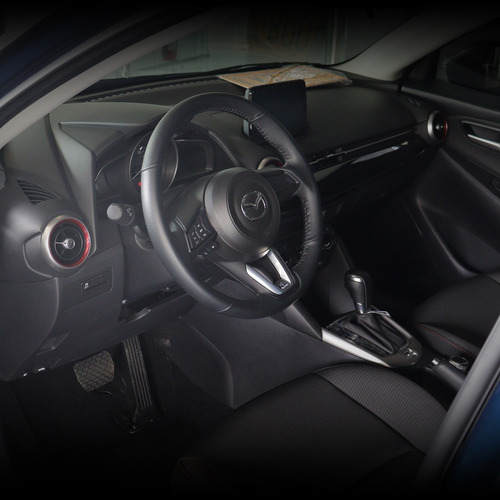 Imagen 5 de 17 de Mazda 2 Carbon Edition Azul