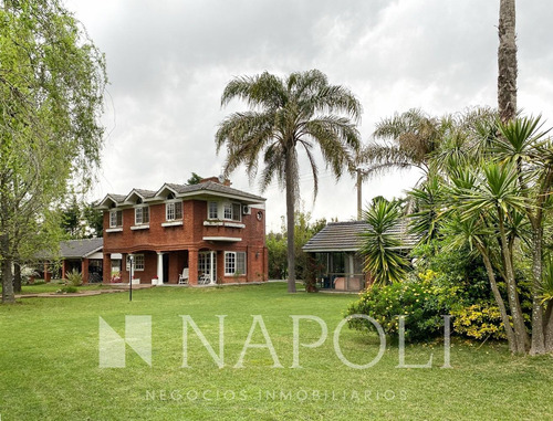 Casa En Venta De Dos Plantas, En Los Rosales, Canning