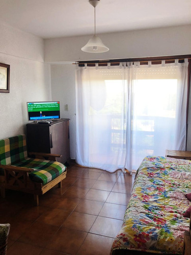 Imagen 5 de 10 de Vendo Departamento De Dos Amb Al Frente C/ Cohera Cubierta!!